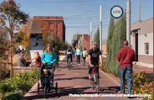 Pedestrians and bicyclists using the multi-use pathway. Photos: Indianapolis Convention and Visitors Association