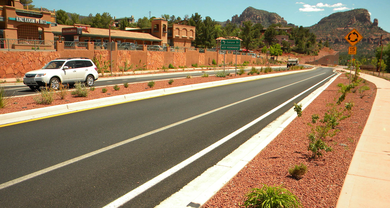 photo of a roadway with a Roundabout Ahead warning sign (MUTCD W2-6)